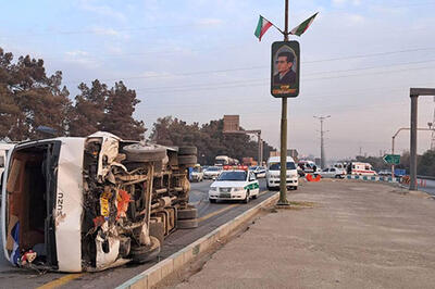  واژگونی مینی‌بوس کارکنان صنعتی در بزرگراه هاشمی