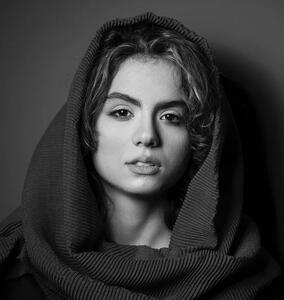  تاریخ وبگردی | چهره واقعیه سارا حاتمی بازیگر ۱۹ ساله سینمای ایران در نمایش «من و گربه پری» 🔥