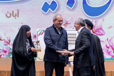  تقدیر رییس جمهور از استاندار آذربایجان شرقی در سومین رویداد جایزه ملی جوانی جمعیت
