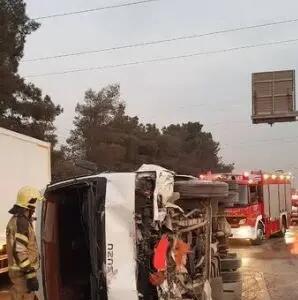  واژگونی مینی بوس در تهران حادثه ساز شد/ آمار مصدومان