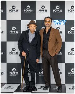  عکس/ حضور علی نصیریان با عصا و استایل خاص در یک مراسم | اقتصاد24