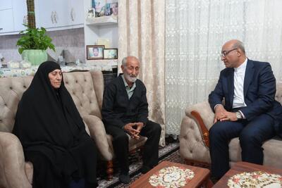  حضور استاندار کرمانشاه در منزل شهید «پیمان پیری» و جانباز «سیدمحسن میرانی»