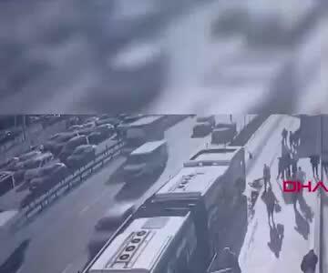  لحظه سقوط مرگبار یک مرد با ویلچر زیر چرخ‌های اتوبوس شهری!