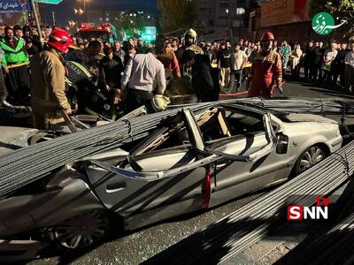 واژگونی کامیون حامل میلگرد در کوهسار و سقوط بار روی خودروی سواری