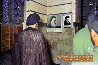  تصویری از حضور آیت‌الله خامنه‌ای بر مزار علامه طباطبائی در دهه ۶۰