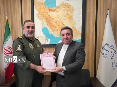  رئیس سازمان ثبت اسناد ۱۰۰ سند تک‌برگ اراضی نیروی هوایی در کنارک را به فرمانده نیروی هوایی ارتش اهدا کرد