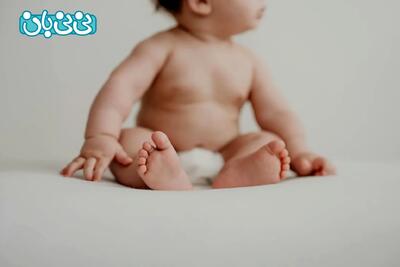  نوزاد از چند ماهگی می‌نشیند؟ جدول زمانی + ۷ تمرین نشستن نوزاد