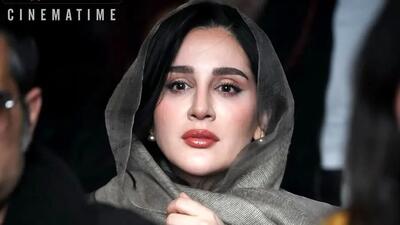  فیلم / نگاهی به لباس های پاییزی جذاب بازیگران زن و مرددر مراسم رونمایی از کتاب پیمان معادی در کتابفروشی مجتبی جباری / از استایل شیک  پارسا پیروزفرا تا استایل میترا رفیع و ...