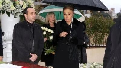  عکس  سفر در زمان /  چهره بهت زده فرح دیبا در مراسم خاکسپاری لیلا پهلوی