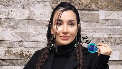  استایل مونوکروم «خاطره حاتمی» در مراسم هنری؛ بازیگر با پالتوی بلند مشکی‌ + عکس