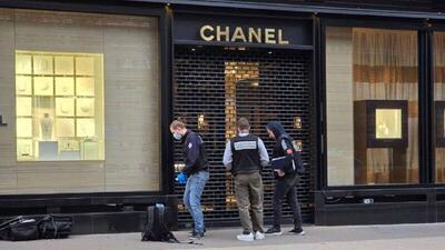  رسانه محلی: در پاریس، مجرمان با کوبیدن اسکوتر به ویترین بوتیک شانل، سعی در سرقت از آن داشتند
