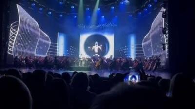  یک ربات نمایش «رقص شوالیه‌ها» را در تئاتر مارینسکی در سن پترزبورگ روسیه اجرا کرد.