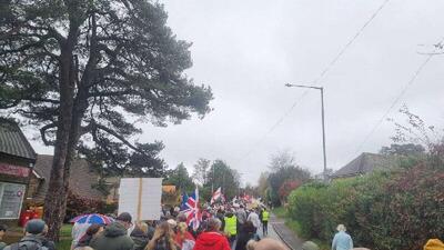  هزاران نفر در ساسکس شرقی انگلستان علیه طرح اردوگاه پناهندگان اعتراض کردند