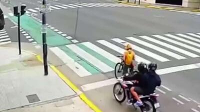  گردشگر روسی موفق شد تلاش دو موتورسوار برای سرقت تلفن همراهش را در محله پالرمو بوئنوس آیرس خنثی کند