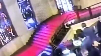  لحظه سقوط یک مقام و شکستن پنجره تاریخی!