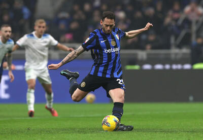  هاکان چالهان اوعلو: پای چپ مسی، پای راست رونالدو و مهارت این ستاره در ضربه ایستگاهی را برای یک بازیکن کامل انتخاب می‌کنم