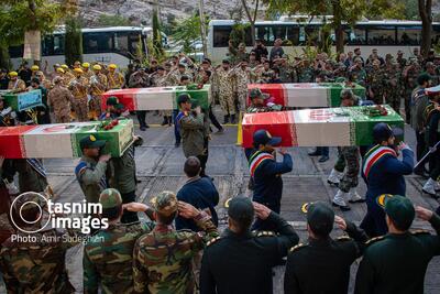  عکس/ استقبال از پیکر مطهر ۱۶ شهید گمنام در شیراز