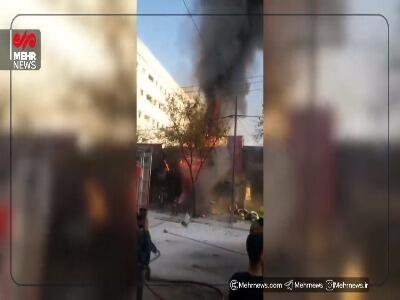  فیلم/ حریق یک مغازه سپرسازی در مشهد