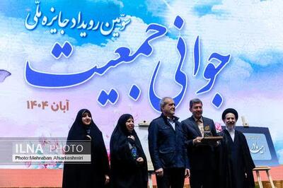  دکتر مهدی جمالی‌نژاد جایزه خود را از رئیس‌جمهور دریافت کرد
