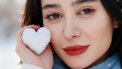  «الناز حبیبی» در دنیای هوش مصنوعی؛ فوتوشوت‌های جدید با قلب برفی و رژلب قرمز! (عکس)