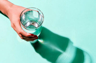  هر بار که سردرد گرفتید، اول لیوان آب بخورید!