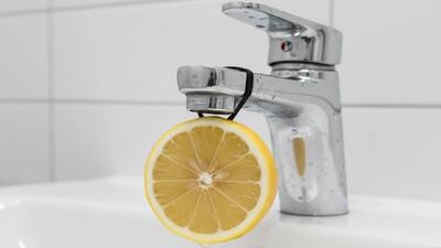  براق کردن کل حمام با یک لیمو! ترفند طبیعی تمیزکاری و جرمگیری