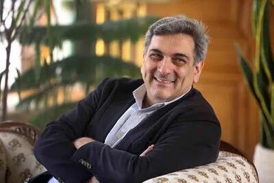  حضور گربه بازیگوش وسط مصاحبه تصویری با پیروز حناچی + فیلم