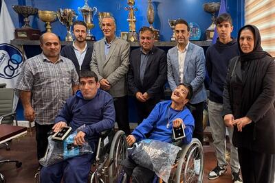  دیدار صمیمانه تاجرنیا با دو هوادار متعصب استقلال