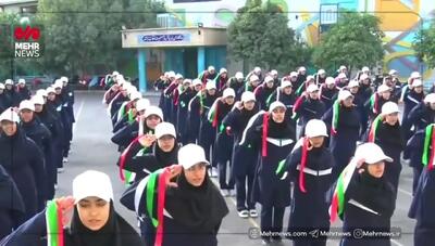  سلام نظامی دانش‌آموزان شیرازی هنگام پخش سرود جمهوری اسلامی ایران + فیلم