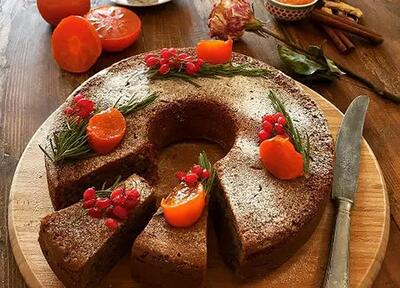  کیک خرمالو با سس مخصوص؛ دسر خاص برای روزهای پاییزی