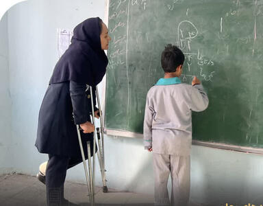  معلمی  در امیرآباد که کلاس درس را بر تخت استراحت ترجیح داد
