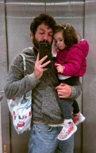  سلفی آسانسوری عباس غزالی و دخترش با ژست احساسی