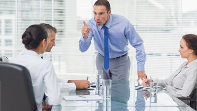  هفت مدیر سمی که باید از آن‌ها فاصله گرفت و راه‌های خنثی‌سازی رفتارشان - شارا