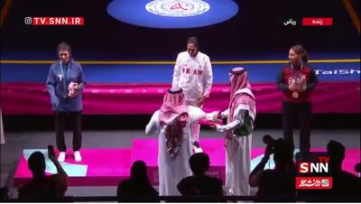  سلام نظامی منصوریان به پرچم ایران / اهدای مدال وزن ۶۰ کیلوگرم ووشو