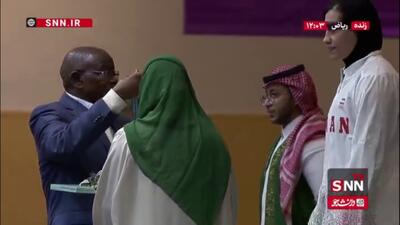  اهدای مدال وزن منفی ۷۰ کیلوگرم تکواندو/ دختر دهه هشتادی مدال نقره را دریافت کرد