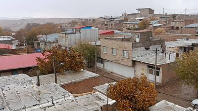  نمایی از اولین بارش باران پاییزی در روستای توآباد + عکس و فیلم