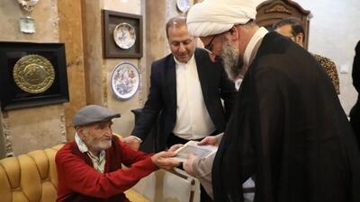  تجلیل نماینده ولی‌فقیه در استان از پژوهشگر و پیشکسوت فرهنگ و زبان سمنانی