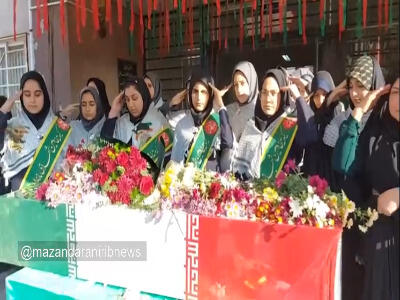  احترام نظامی دختران دانش‌آموز به پیکر شهدای گمنام