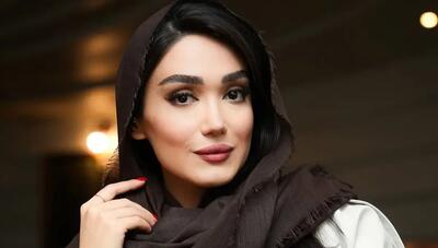  «فرزانه قاسم‌زاده» با ژست مدلینگ در محیط کافه؛ انتشار تصاویر جدید بازیگر (عکس)