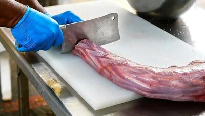  پخت غذا با گردن شترمرغ سرخ شده، سیر و گوجه در بانکوک (فیلم)