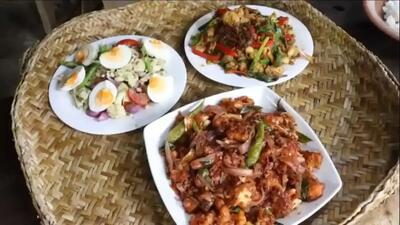  غذای روستایی سریلانکا؛ خوراک مرغ و سالاد با گل کلم تازه (فیلم)