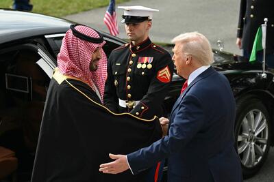  استقبال ترامپ از بن سلمان با تشریفات کامل (+عکس) / پرواز جنگنده های اف 35 و شلیک توپ / وعده سرمایه گذاری 1000میلیارد دلاری سعودی در آمریکا / ترامپ: توافق با ایران خوب است / بن سلمان: همه تلاش مان را برای توافق ایران - امریکا انجام می دهیم