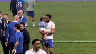  خوشحالی اورونوف و فرزندش پس از برد مقابل ایران