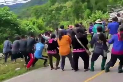  مردم با دست خالی خودروی سقوط کرده را بیرون کشیدند!