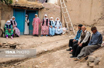  بنر نصب شده در یک روستا درباره ازدواج جلب توجه کرد