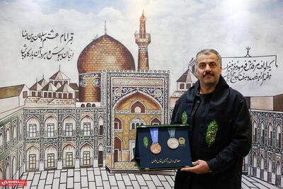  اهدای مدال‌های محمد قان بیلی به موزه آستان قدس رضوی + عکس