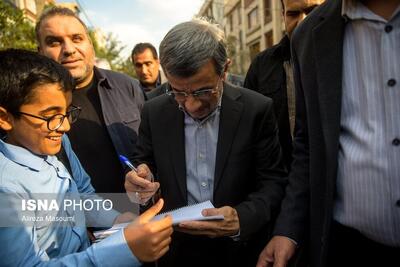  عکس/ رفتار عجیب محمود احمدی‌نژاد در مراسم ختم خواهرش | اقتصاد24