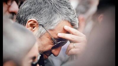  حواشی مراسم ختم مادر پژمان جمشیدی؛ از حضور بازیگران معروف تا تاج گل‌های خاص!