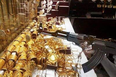  ببینید/ فرار سارقان بعد از دیدن سلاح صاحب طلا فروشی