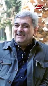  غافلگیری جالب وسط مصاحبه حناچی؛ مهمان ناخوانده روی پای مجری خوابید!